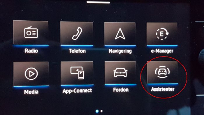 Infotainmentsystem i bil med menyval markerat på "Assistenter".