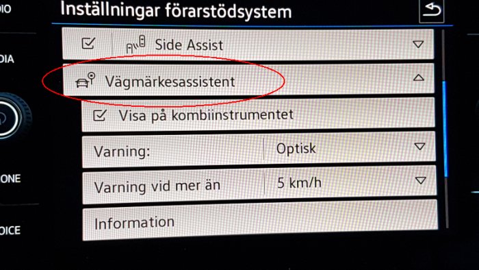 Infotainmentskärm i bil som visar menyn "Inställningar förarstödsystem" med markerad "Vägmärkesassistent".