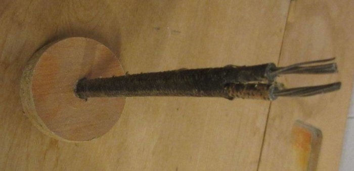 Gammal tvåledare med gummiisolering och omlindat garn från 1940-talshus, förtennt koppar, omagnetiskt, slitet.