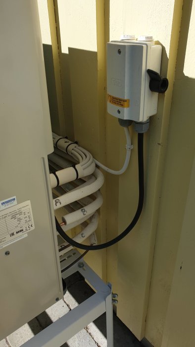 Säkerhetsbrytare och gummikabel N1XV installerade vid utedel, korrekt monterade utan klammer.