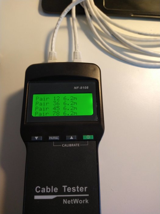 Nätverkstestare med display som visar resultat för par i en nätverkskabel.