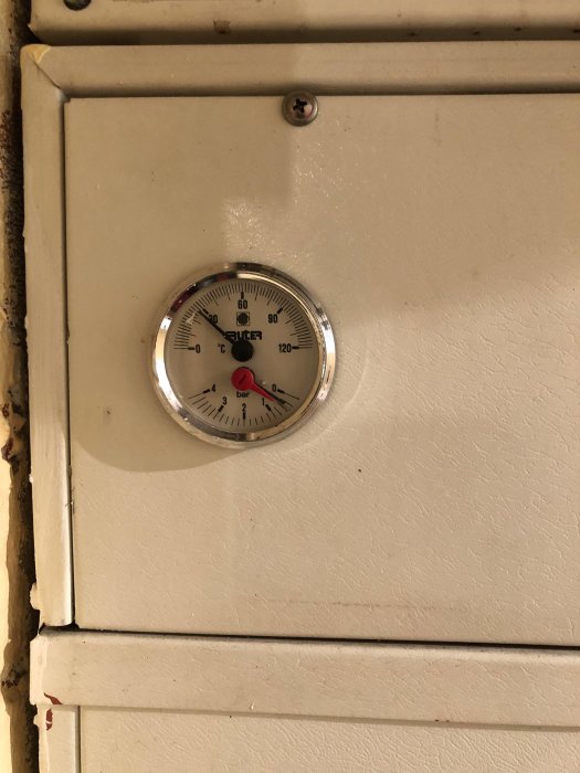 Termometer på en elpanna visar en sänkt temperatur i en uppvärmningsanläggning.