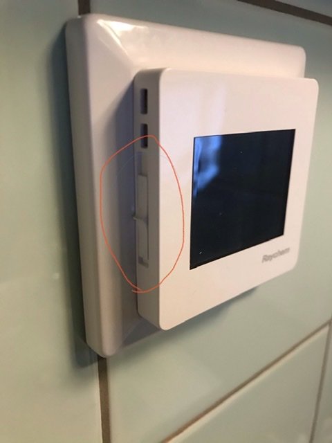 En Raychem senz termostat för golvvärme med en knapp som är markerad, fastnat i off-läge.