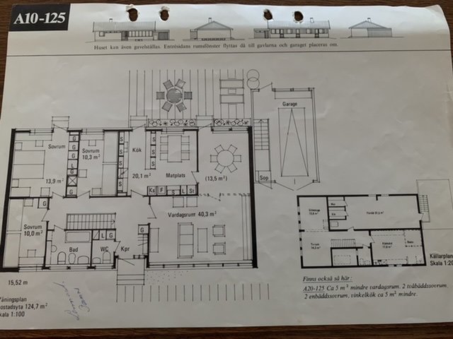 Ritning av Hultfreds-Hus modell A10-125 från 1973 med planlösning för bottenvåning och källare.