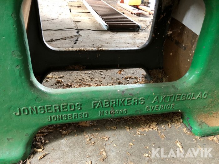 Del av en äldre grön rikthyvel från Jonsereds Fabriker med synliga tillverkningsdetaljer och modellnummer i ett verkstadsutrymme.
