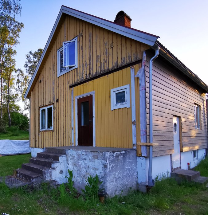 Gammalt hus under renovering med delvis ny fasad, gamla och nya ytor samt borttagen farstu.