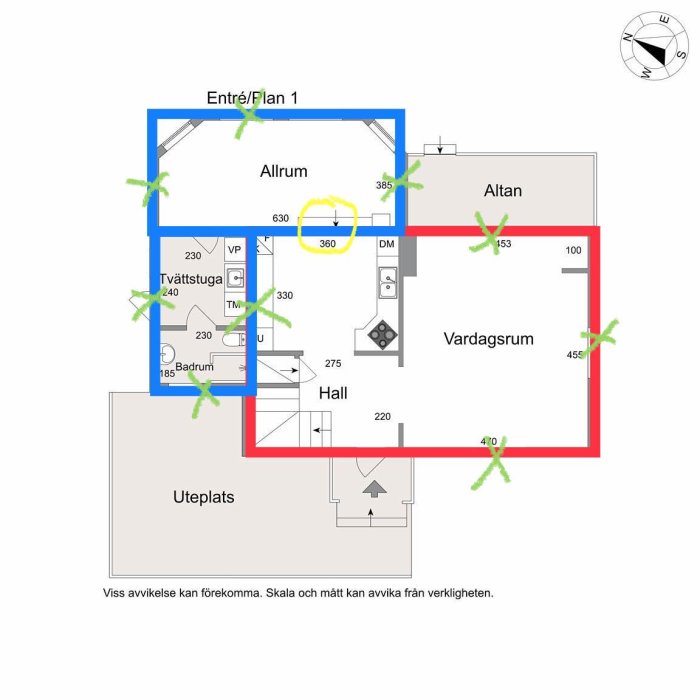 Grundritning av hus med markerade utrymmen för torpargrund (rött) och krypgrund (blått), samt föreslagna ventilpositioner.