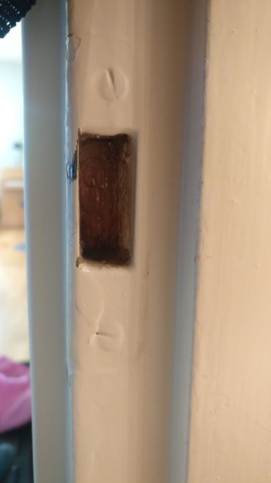 Närbild av en urfilad plats i en dörrkarm där slutblecket ska sitta.