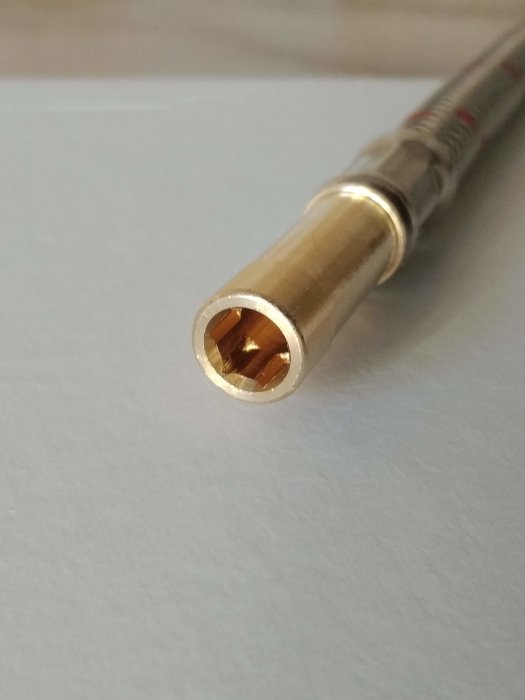 10mm stelt kopparrör på flexslang från ny kran, mätt för VVS-installation.