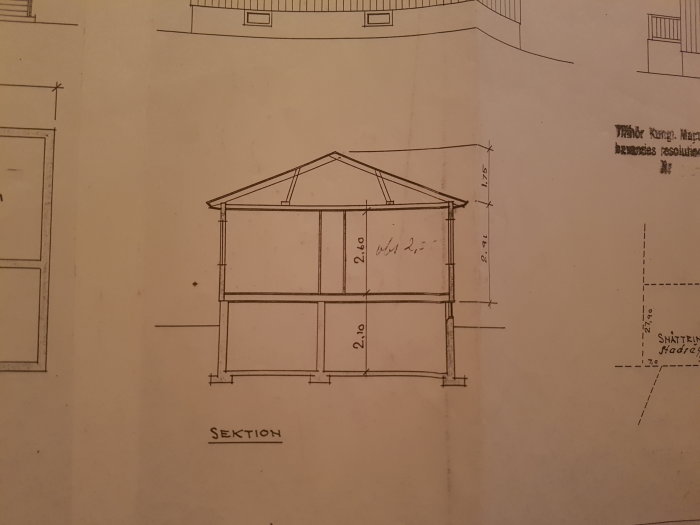 Sektionsritning av hus med markerade mått, visar väggarnas placering ovanför varandra i husets högra del.