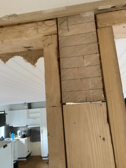 Glipa mellan en bärande limträbalk och träreglar i ett renoveringsprojekt av ett hus från 1979.