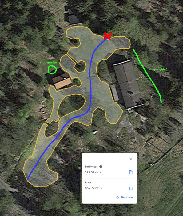 Satellitbild av en trädgård med markerade "öar", en studsmatta, och planerad klippning bakom gäststugan.