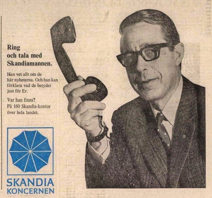 Man i kostym håller en telefonlur formad som en hammare, reklambild för Skandia.