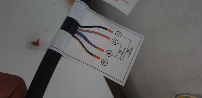 Anvisningskarta för installation av induktionshäll som visar koppling av fas- och nollledare.