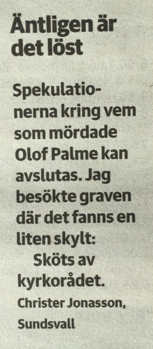 Utdrag ur tidningsartikel om spekulationer kring mordet på Olof Palme och besök vid gravplats.