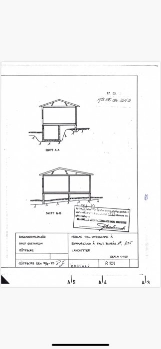Arkitektritning med snitt av sommarstuga, daterad och signerad, med måttsättning och noteringar.