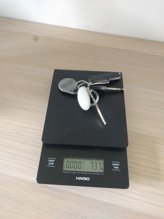 Digital köksvåg med nyckelknippa på, display visar 73,1 gram.