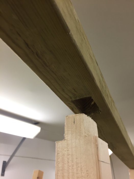 Träkonstruktion med detalj av ihopsatt räcke som förberedelse för sittplats och ratt.