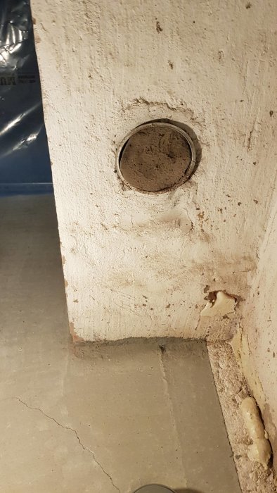 Murstock med gammal anslutning och fogskum, tänkt för renovering och kakling.