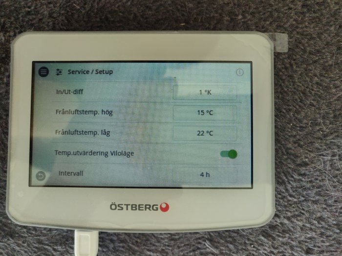 Ventilationsaggregats display visar inställningsmeny med temperaturvärden och intervall.