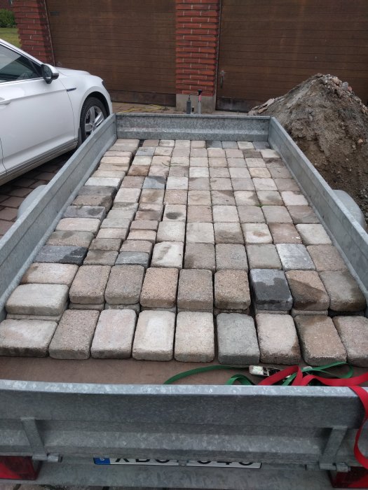 Marksten lastat på en släpvagn, redo för ett byggprojekt.