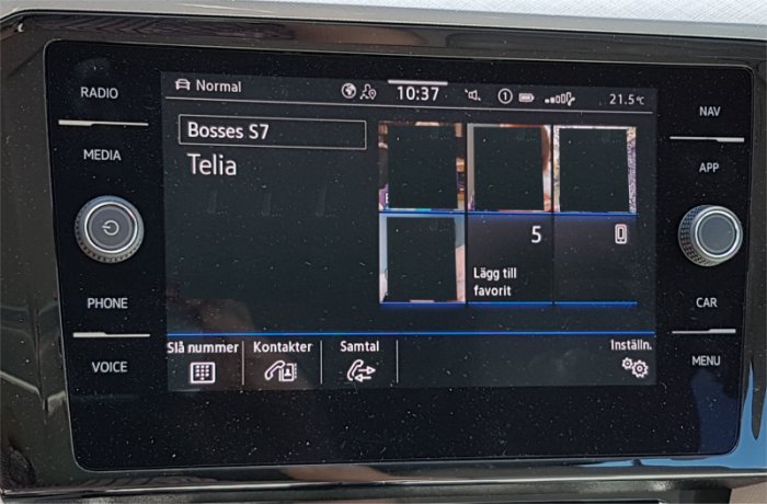 Bilens infotainmentsystem visar Phone-menyn med en lista över samtal och knappen "Lägg till favorit".
