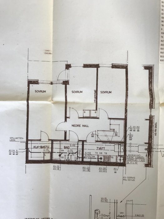 Pappersritning av ett radhus från 1982 som visar planlösningen inklusive sovrum, badrum och bastu.