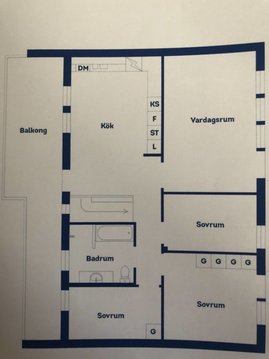 Ritning över en suterrängvåning med balkong, kök, vardagsrum, badrum och tre sovrum.