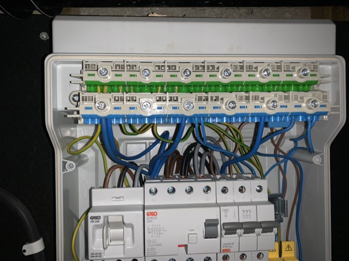 Elektriskt fördelningsskåp efter korrigering med nollskenor och säkringsbrytare.