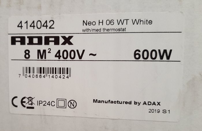 ADAX värmeelements etikett med modellinfo "Neo H 06 WT White", effekt "600W" och tillverkningsuppgifter.