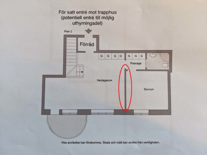 Ritning av lägenhetsplan med en röd ring markerande en vägg mellan vardagsrum och passage.