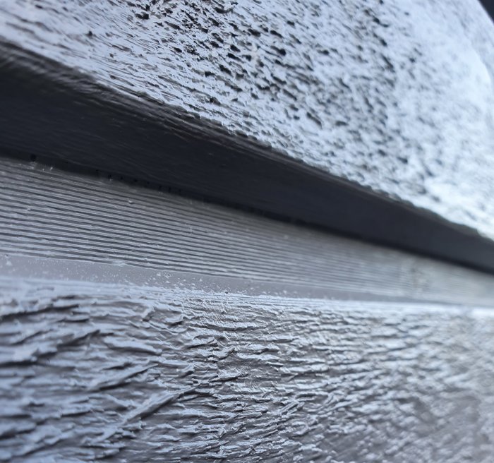 Närbild på liggande grå Z-panel med dubbelfas och en liten glipa upptill.