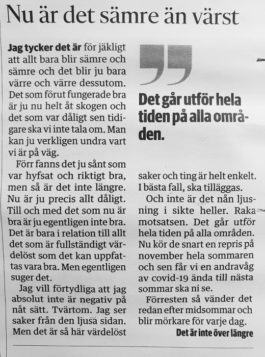 Artikel i tidningsutseende med text som uttrycker pessimism och kritik, med rubriken "Nu är det sämre än värst".