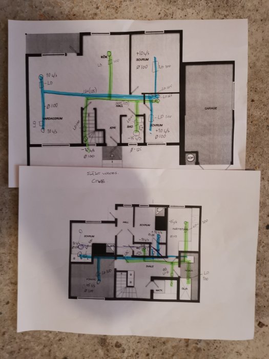 Två överlagda ritningar med markerade rördragningar för ventilation på köksbord.