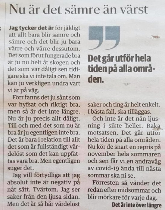 En spalt i en tidning med två separata textavsnitt, där vänster avsnitt innehåller en klagande åsikt och höger avsnitt har en citatmarkering om tiden.