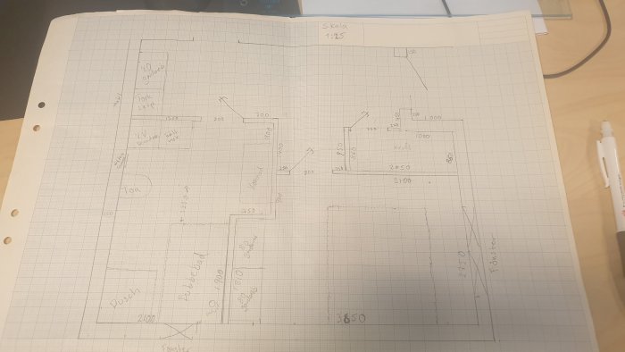 Handritad skiss av planlösning för ett fritidshus med måttangivelser och avloppspositionering.