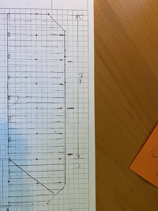 Handritad skiss av planering för altan med bärlina och plintar markerade.