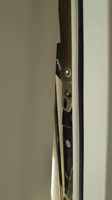 Närbild på en vridfönsters mekanism fast i barnlåsläge