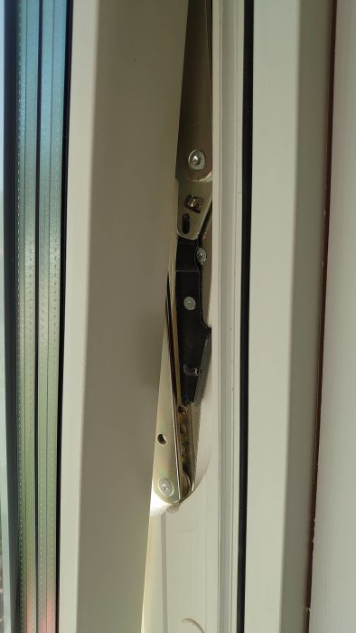 Vridfönster med synlig barnlåsmekanism och dess förvaringsposition i fönsterkarmen.