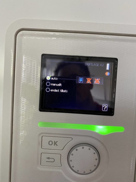 Digital kontrollpanel som visar driftläge med inställningsalternativen auto, manuelt och endast tidsås.