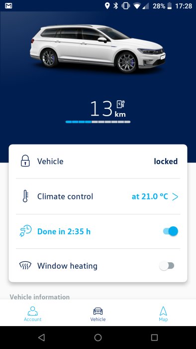Skärmbild av en bilapp visar vit kombibil, batteristatus och klimatkontrollinställningar.