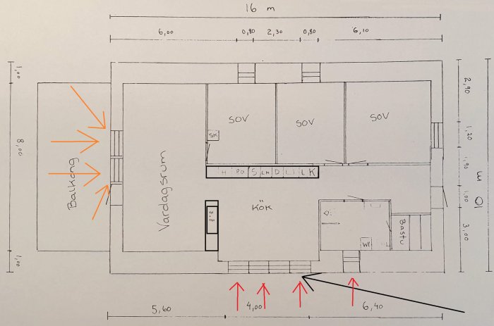 Planritning över en bostad med dimensioner och markeringar för solens rörelse och rummets användning.