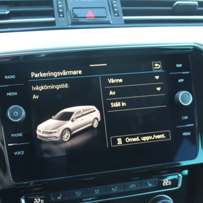 Bilens infotainmentsystem visar meny för parkeringsvärmare med val för värme och ventilation.