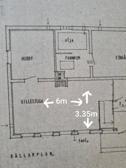 Ritning av en källarplan med mått på en gillestuga som är 6 meter lång och 3.35 meter bred.