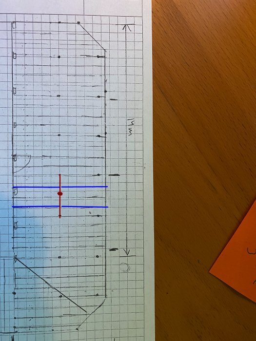 Handritad skiss av planlösning med markerade reglar och stödkortling för byggprojekt.