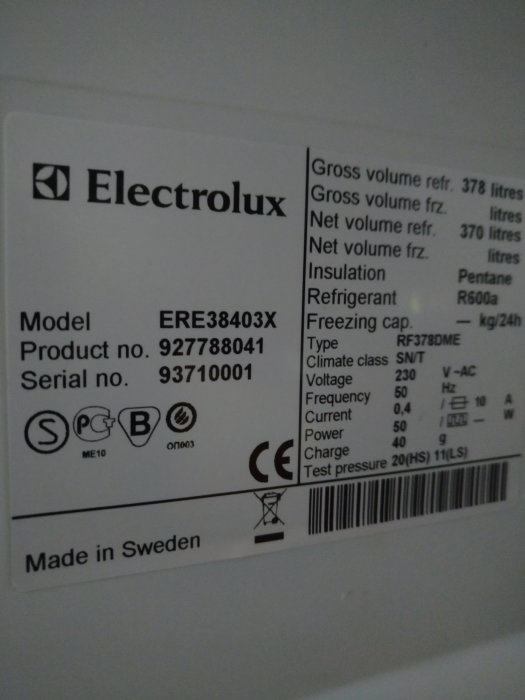 Etikett med specifikationer på en Electrolux-kylskåp, visar modellnummer, volym, klimatklass och ursprungsland.