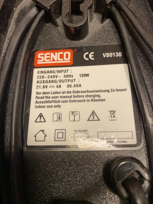 Etikett på ett nytt Senco-batteri med tekniska specifikationer, slipmärken synliga till höger.