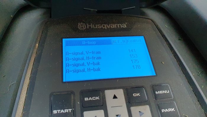 Display på en Husqvarna gräsklippare visar testlägesvärden för A-signal med diverse numeriska värden.