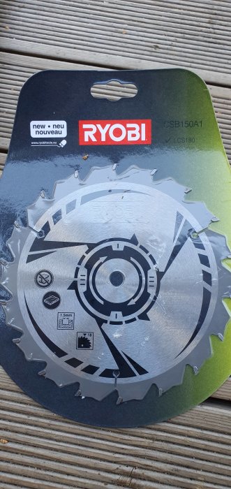 Ny Ryobi cirkelsågsklinga i originalförpackning, modell CSB150A1, på träunderlag.