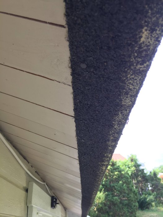 Takpapp vikt runt kanten på ett hus, fråga om risken för fuktskador.